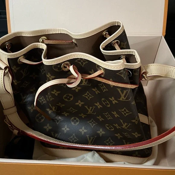 Louis Vuitton Monogram Petit Noe bucket bag - Picture 4 of 13
